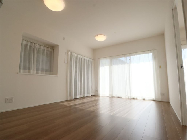 【居間・リビング】 | エイリックタウン箱崎公園ファミリア ＥＡＳＴ | リビング・ダイニングは嬉しい二面採光で明るい陽射しが射し込みます