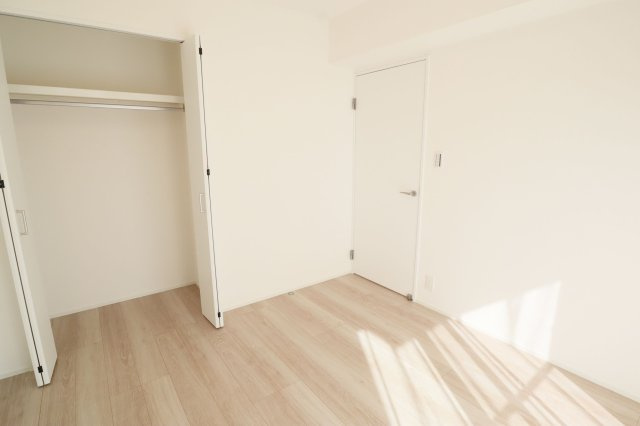 【洋室】 | ライオンズマンションマキシム萩の宮 | バルコニー側の洋室。収納スペースがたっぷりあるので、部屋を広々と使えてストレスなく過ごせます