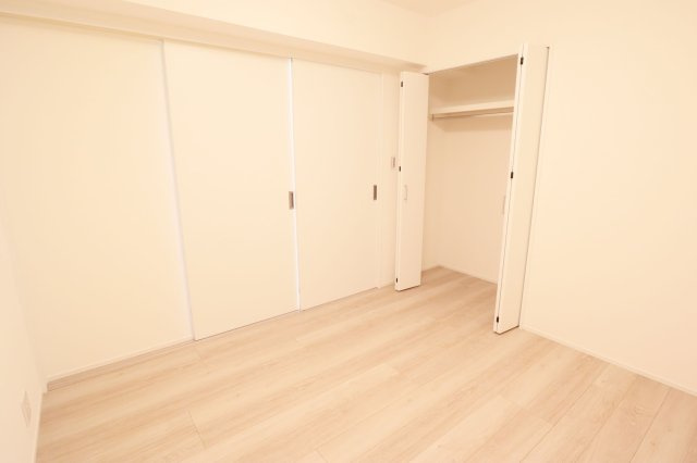 【洋室】 | ライオンズマンションマキシム萩の宮 | キッチン横の洋室。リビングとは引き戸でフラットにつながっています