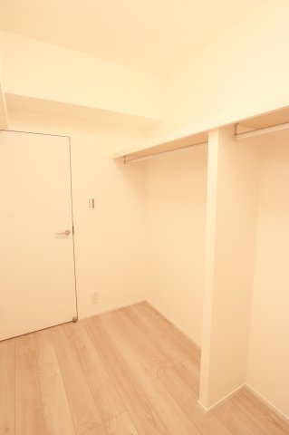 【その他】 | ライオンズマンションマキシム萩の宮 | 約3帖のサービスルーム。ハンガーパイプ付きなのでウォークインクローゼットとしても使えそうです