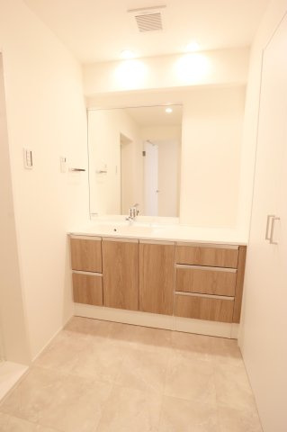 【独立洗面台】 | ライオンズマンションマキシム萩の宮 | 洗面台下部には複数の引出付きで細々したものもスッキリとしまっておけます