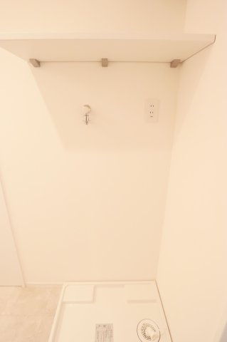 【ランドリースペース】 | ライオンズマンションマキシム萩の宮 | 洗濯機置き場の上部のスペースには洗剤等を置ける棚が設置されています