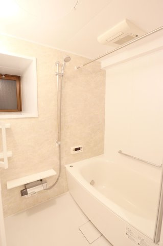 【浴室】 | ライオンズマンションマキシム萩の宮 | 浴室に窓がついてるので換気がラクにでき、カビ臭くない浴室が維持できます。浴室乾燥機も搭載しております