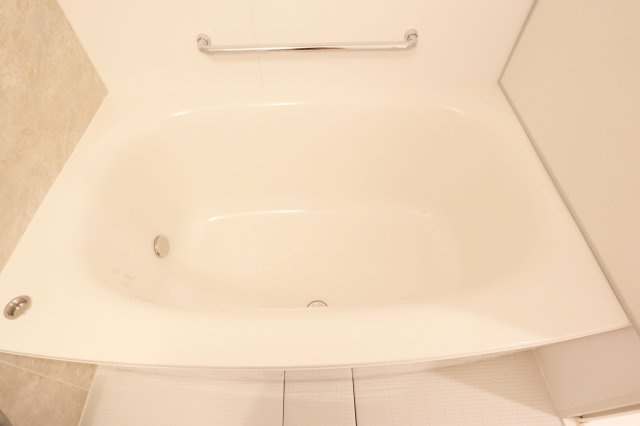 【浴室】 | ライオンズマンションマキシム萩の宮 | 浴槽の排水栓はプッシュ式になっているので見た目がスッキリ、お掃除もしやすいです
