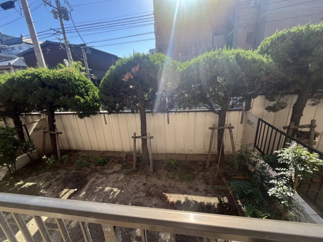 【庭】 | ライオンズマンションマキシム萩の宮 | 南向きの明るい専用庭。目隠しになる植栽があります