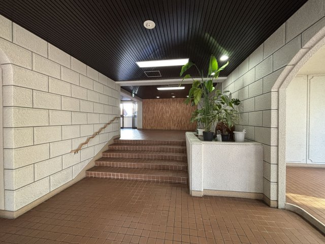 【エントランス】 | ライオンズマンションマキシム萩の宮 | 掃除もしっかりされておりとても清潔感のあるエントランスです