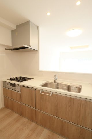 【キッチン】 | ライオンズマンションマキシム萩の宮 | お料理をしながらでもご家族との会話を楽しめる対面キッチンです。リビングを見渡せる作りが人気です