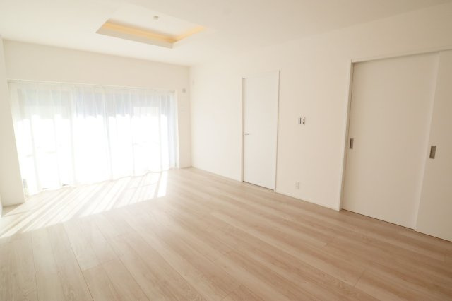 【居間・リビング】 | ライオンズマンションマキシム萩の宮 | 大きな窓のあるLDKは明るさたっぷり。食事のときも、くつろぎの時間も楽しい家族の時間をすごせそうです