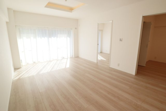 【居間・リビング】 | ライオンズマンションマキシム萩の宮 | LDKは隣りの洋室とつなげて広く使ってもOK。ライフスタイルに合わせて自由に使えます