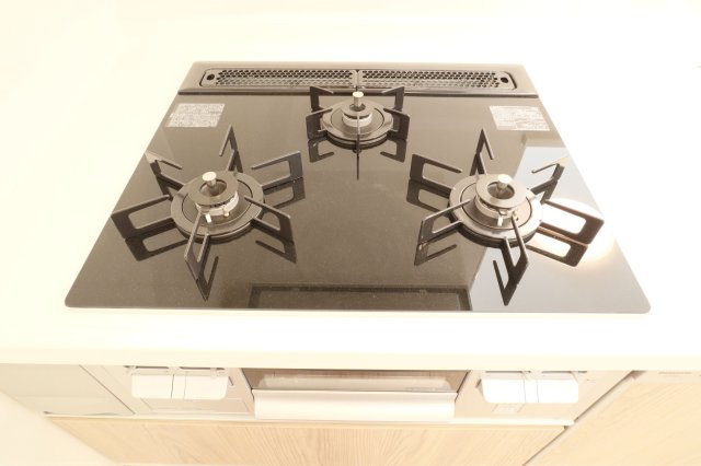 【キッチン】 | ライオンズマンションマキシム萩の宮 | 3口コンロ+グリルで効率的にお料理が進められます