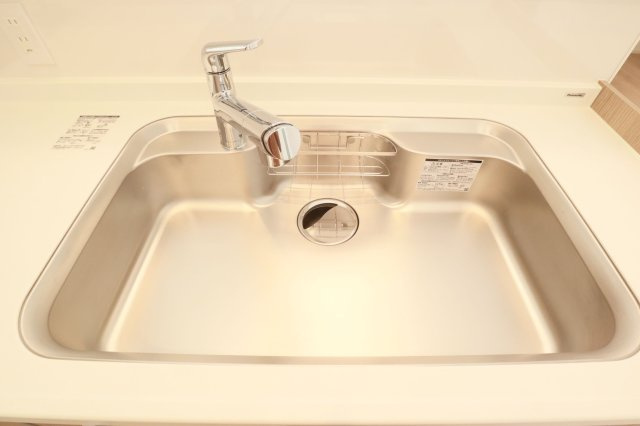 【キッチン】 | ライオンズマンションマキシム萩の宮 | 洗い物がしやすく汚れが付きにくい素材のシンク。食洗機付きで後片付けも楽々