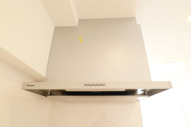 【キッチン】 | ライオンズマンションマキシム萩の宮 | 汚れが気になりがちなレンジフードも新品に交換済みです
