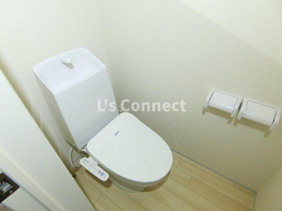 【トイレ】 | ルミエールⅡ | 温水洗浄便座付きのトイレ。