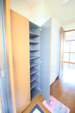 カーサオークマの玄関|シューズボックス付きの玄関です☆