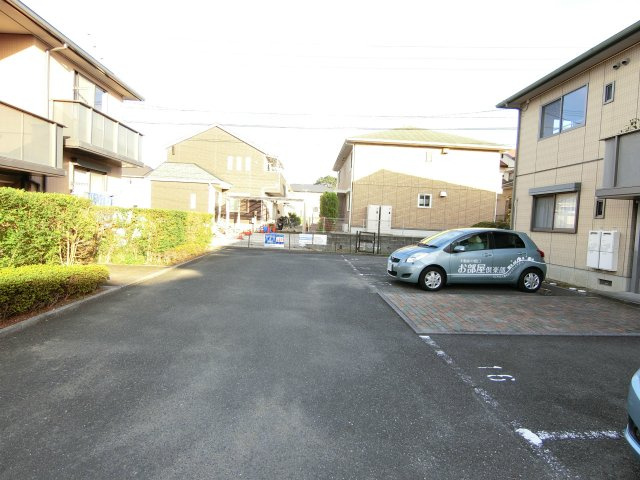 メジンK　B棟の駐車場|車をお持ちの方に嬉しい駐車場付きの物件です