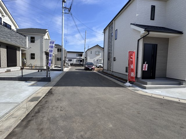 松戸市栗ケ沢新築戸建【栗ケ沢小学校：10分】の前面道路含む現地写真|南側前面道路