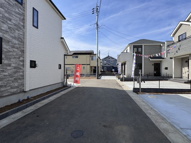 松戸市栗ケ沢新築戸建【栗ケ沢小学校：10分】の前面道路含む現地写真|南側前面道路