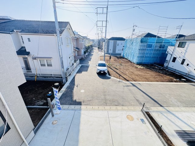 松戸市栗ケ沢新築戸建【栗ケ沢小学校：10分】の展望|寝室前バルコニーより道路側眺望・南道路で日当たり良好♪