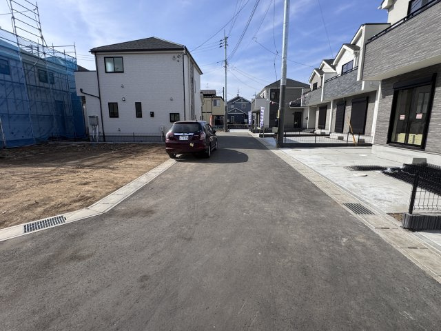松戸市栗ケ沢新築戸建【栗ケ沢小学校：10分】の前面道路含む現地写真|南側前面道路
