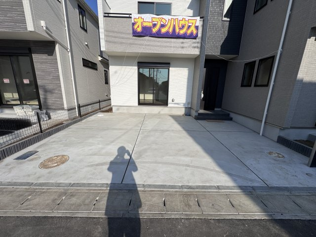 松戸市栗ケ沢新築戸建【栗ケ沢小学校：10分】の駐車場|E号棟駐車スペース・並列2台駐車可