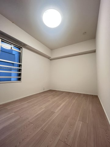 【洋室】 | エクセレンス天神 | 壁・床リフォーム済なので気持ちよく新生活を始められます