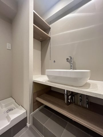 【独立洗面台】 | エクセレンス天神 | 洗面台横や下部などにタオルや洗剤等を収納しておけるスペースがあります