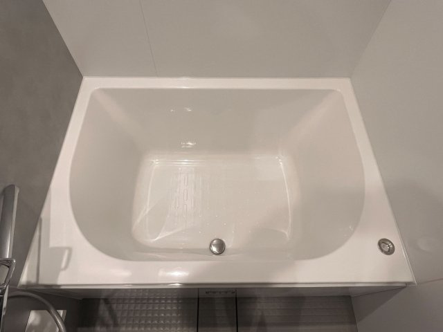 【浴室】 | エクセレンス天神 | 浴槽の排水栓はプッシュ式なので見た目がスッキリ、お掃除もしやすいです