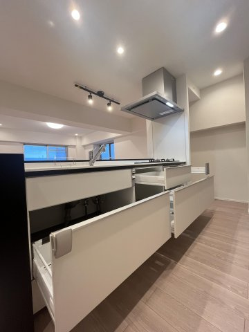 【キッチン】 | エクセレンス天神 | 新品キッチンは引き出し式収納で、大きなお鍋や調味料も楽々取り出せます