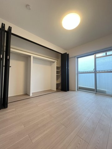 【洋室】 | エクセレンス天神 | 洋室は明るく採光がとれ、大容量のクローゼットがあります