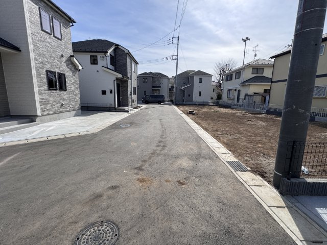 松戸市栗ケ沢新築戸建【栗ケ沢小学校：10分】の前面道路含む現地写真|東側前面道路