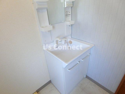 【洗面所】 | パセオ・イースト | 朝の支度もスムーズな独立洗面台。