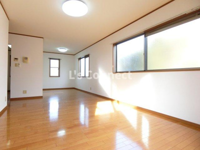 【居間・リビング】 | パセオ・イースト | １８帖のＬＤＫ。３面に窓があります。