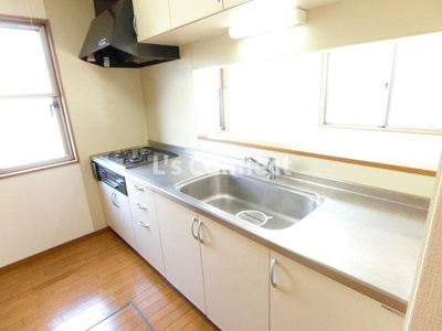 【キッチン】 | パセオ・イースト | ３口ガスコンロのシステムキッチン。