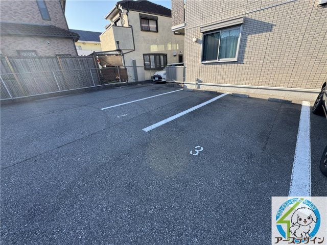ピンツリーハイツⅢの駐車場