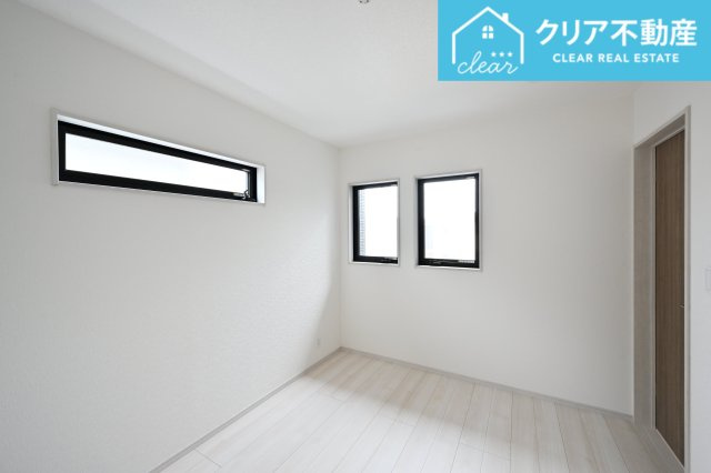 【洋室】 | 館林市西高根町　いろどりアイタウン　全４棟 | 2面採光の洋室は日当たりがよくあったか♪