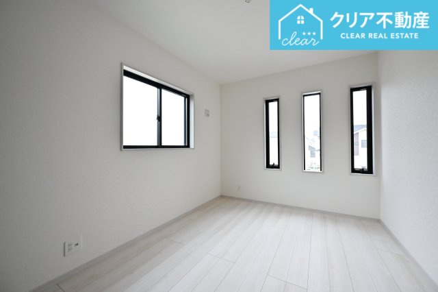 【洋室】 | 館林市西高根町　いろどりアイタウン　全４棟 | 子ども部屋にピッタリな2階の洋室です！