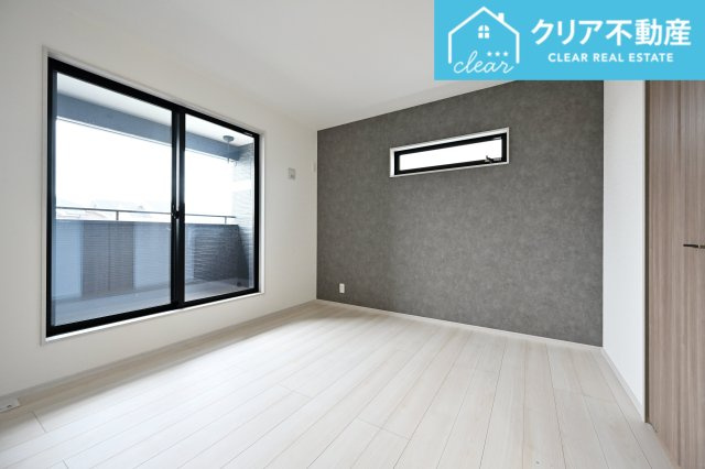 【洋室】 | 館林市西高根町　いろどりアイタウン　全４棟 | 寛ぎの時間を紡ぎだす主寝室。大型ベッドを置いても余裕です。