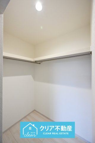 【収納】 | 館林市西高根町　いろどりアイタウン　全４棟 | 憧れのウォークインクローゼットでお洋服もたっぷり収納！