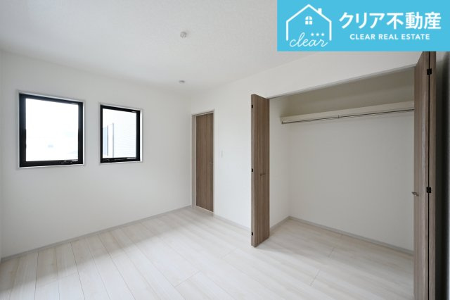 【収納】 | 館林市西高根町　いろどりアイタウン　全４棟 | ワイド収納でお洋服もたっぷりかけられます！