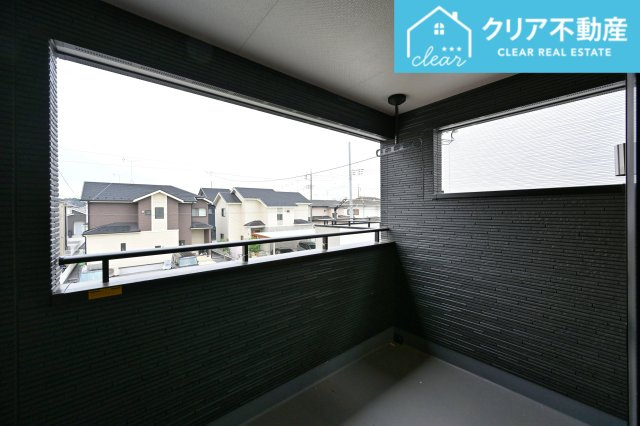 【バルコニー】 | 館林市西高根町　いろどりアイタウン　全４棟 | 屋根付きワイドバルコニーなので、急な雨の時も安心♪竿受けも設置済み！