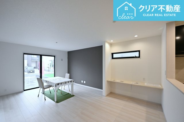 【居間・リビング】 | 館林市西高根町　いろどりアイタウン　全４棟 | 日当たりがよく広いリビングは家族が自然と集まる居心地の良い空間です♪