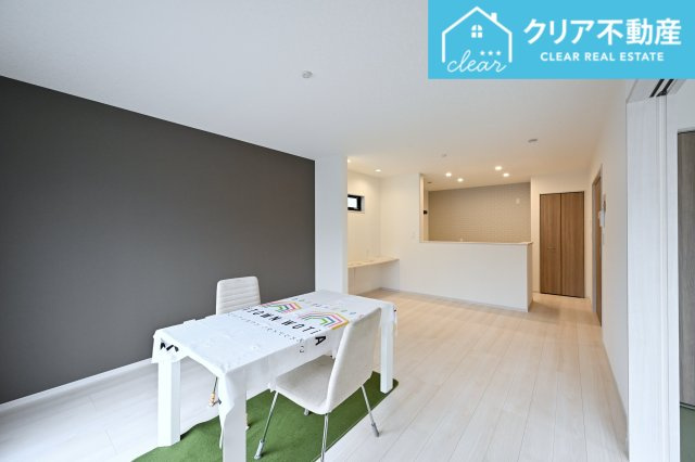 【居間・リビング】 | 館林市西高根町　いろどりアイタウン　全４棟 | 大型ＴＶも余裕で置けちゃう！ワイドなリビングで家族団らんの時間も増えそうですね♪家族揃っての食事が楽しくなる広々としたダイニング♪