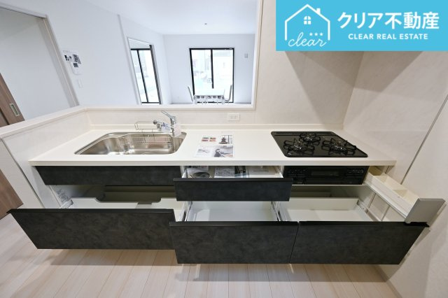 【キッチン】 | 館林市西高根町　いろどりアイタウン　全４棟 | スライド収納付きシステムキッチン。パスタ鍋や圧力鍋の出し入れもスムーズ！