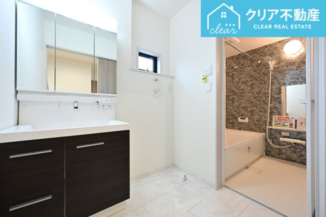 【独立洗面台】 | 館林市西高根町　いろどりアイタウン　全４棟 | 3面ミラーの後ろは収納スペースを完備。生活感のあるものは隠して、スッキリシンプルな洗面台に！