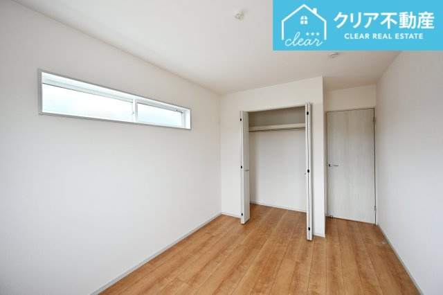 【洋室】 | 館林市西高根町　いろどりアイタウン　全４棟 | 広々としたクローゼットでお部屋はいつでもスッキリクリアに！
