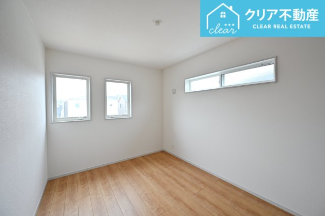 【洋室】 | 館林市西高根町　いろどりアイタウン　全４棟 | 2面採光の洋室は日当たりがよくあったか♪