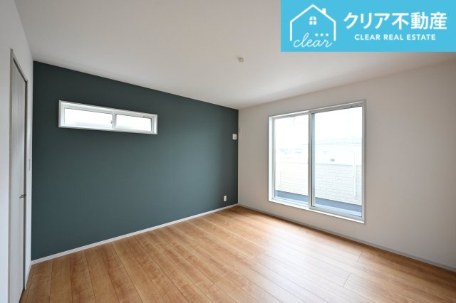 【洋室】 | 館林市西高根町　いろどりアイタウン　全４棟 | 寛ぎの時間を紡ぎだす主寝室。大型ベッドを置いても余裕です。