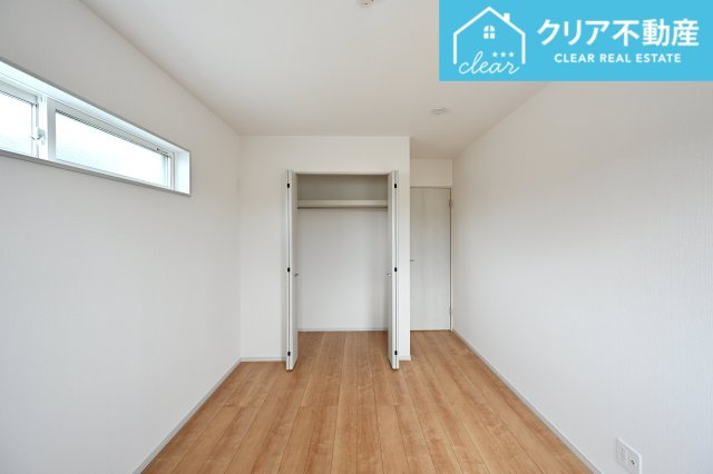 【収納】 | 館林市西高根町　いろどりアイタウン　全４棟 | ワイド収納でお洋服もたっぷりかけられます！