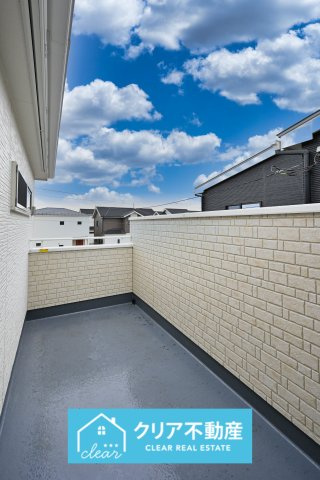 【バルコニー】 | 館林市西高根町　いろどりアイタウン　全４棟 | 広々としたスカイバルコニーは洗濯もたっぷり干せてよく乾きます！