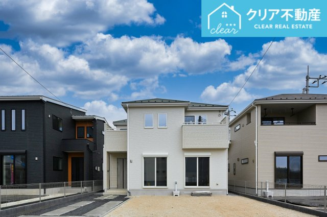 【外観】 | 館林市西高根町　いろどりアイタウン　全４棟 | スッキリクリアな青空に映えるエクステリア！
日当たり良好な立地です♪